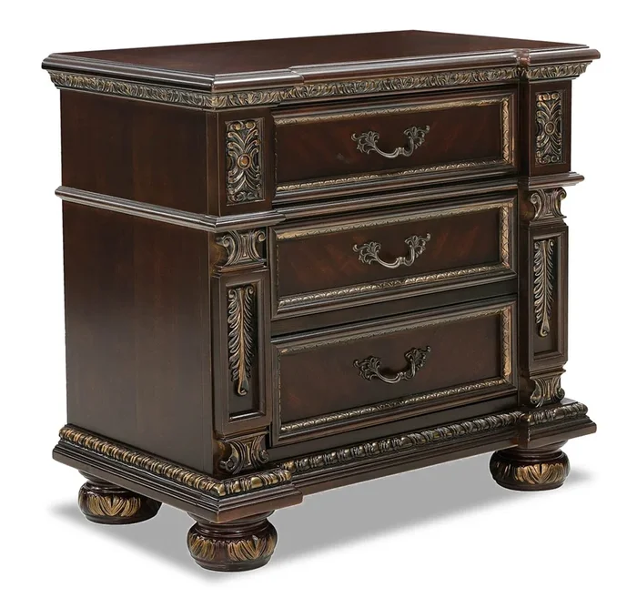 Wynn Bedside 3-Drawer Nightstand, 31″W x 29.5″H – Cherry Brown | Table de nuit Wynn de 31 po (L) x 29,5 po (H) à 3 tiroirs – brun cerisier